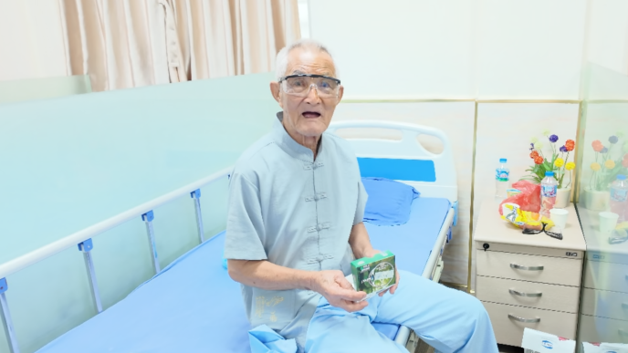 cu-ong-97-tuoi-lay-lai-thi-luc-nho-phau-thuat-phaco-tai-hitec