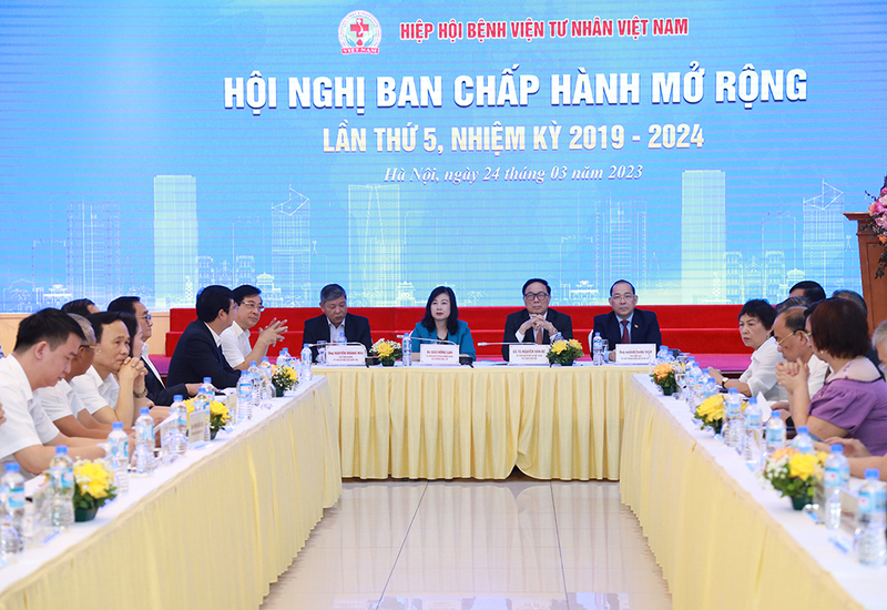 bo-truong-dao-hong-lan:-y-te-ngoai-cong-lap-can-tiep-tuc-lam-tot-cong-tac-kham-chua-benh-phan-bien-chinh-sach