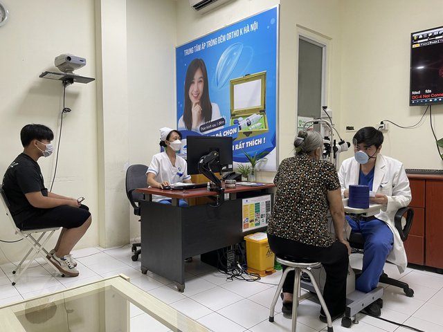 ThS.BS Nguyễn Văn Sanh – Giám đốc hệ thống Bệnh viện mắt Hitec thăm khám cho người bệnh