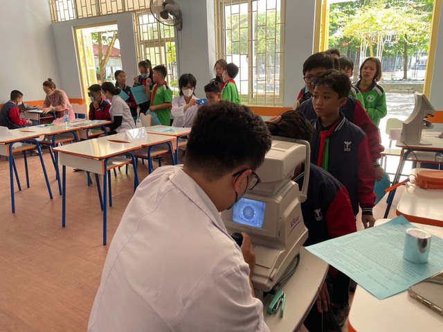 Đo khúc xạ cho học sinh Trường Tiểu học, THCS và THPT Thực nghiệm Khoa học giáo dục, TP Hà Nội