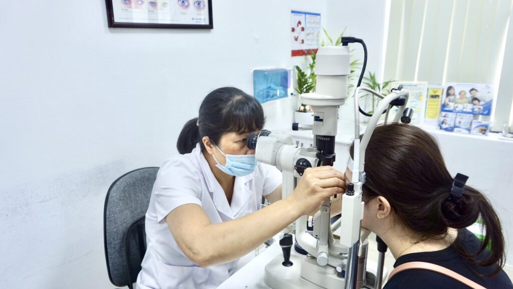  ThS.BS Nguyễn Thị Minh Ngọc khám và tư vấn cho bệnh nhân tại Bệnh viện mắt Kỹ thuật cao 51-53-55 Trần Nhân Tông